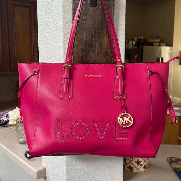 Limited Edition Michael Kors Love Voyager Large Tote Fuchsia - Picture 4 of 14